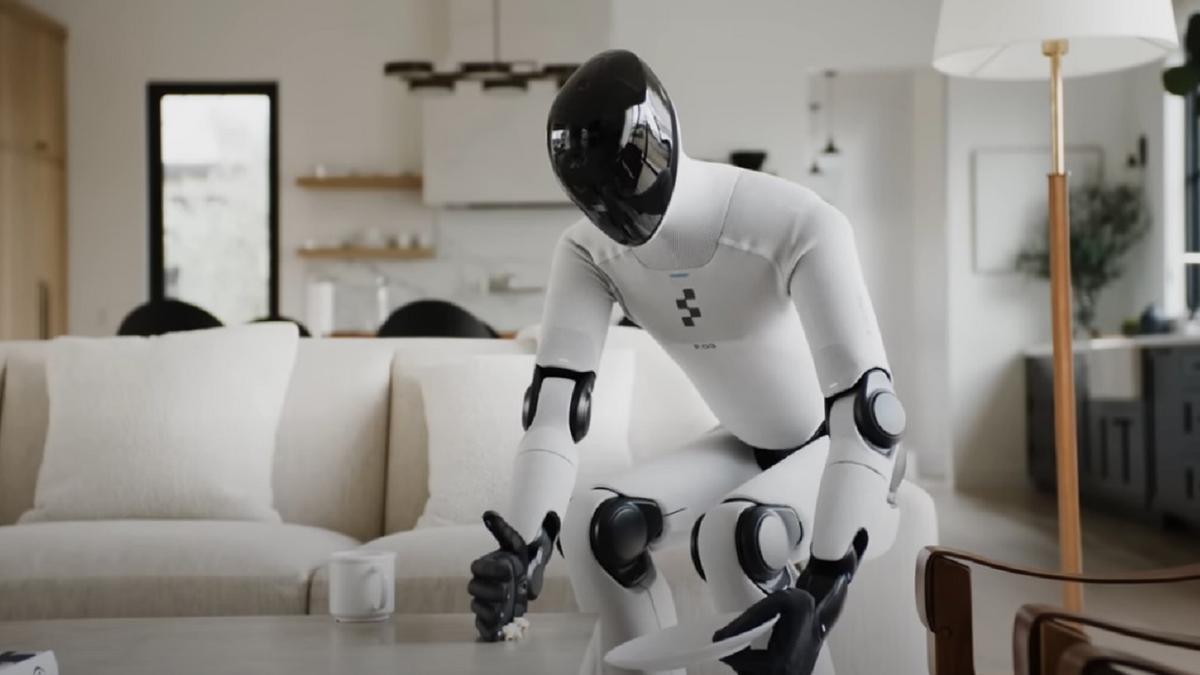 El robot arrastra con la mano la basura de la mesa.