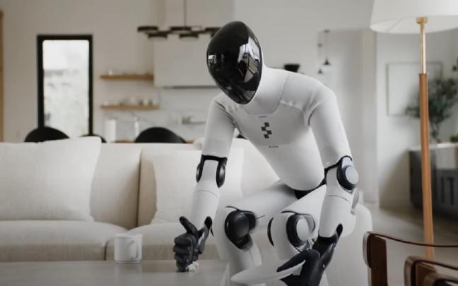 El robot arrastra con la mano la basura de la mesa.