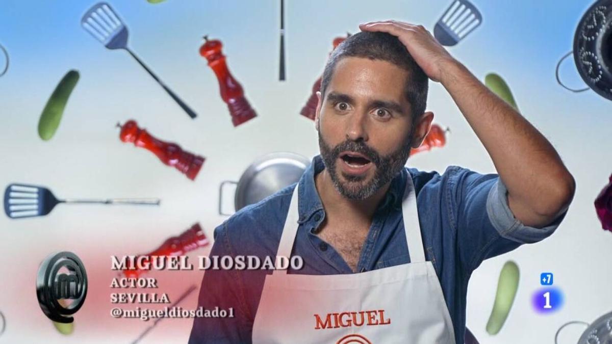 Miguel Diosdado muestra el resultado de su corte de pelo.