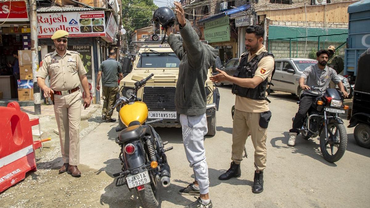 La Policía de India lleva a cabo un control en la ciudad de Srinagar, en la Cachemira india.