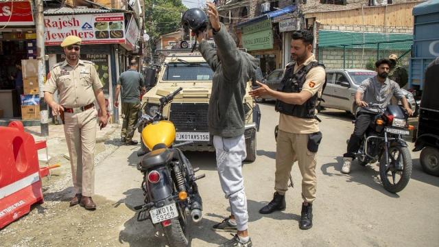 La Policía de India lleva a cabo un control en la ciudad de Srinagar, en la Cachemira india. / EP La Policía de India lleva a cabo un control en la ciudad de Srinagar, en la Cachemira india.