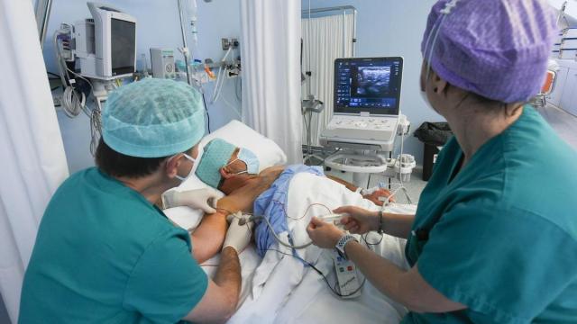 Equipo médico de San Juan de Dios, uno de los centros que Osakidetza tiene concertados, examina a un paciente.