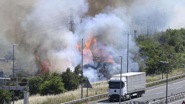 El incendio entre Aretxabaleta y Eskoriatza obligó a cortar la AP-1 / Arnaitz Rubio