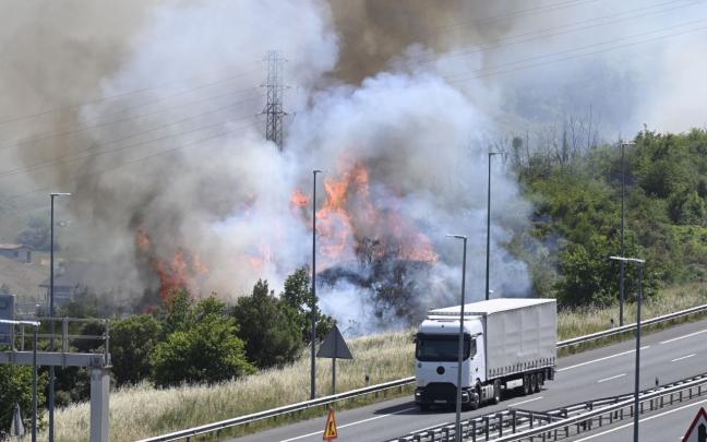 El incendio entre Aretxabaleta y Eskoriatza obligó a cortar la AP-1 / Arnaitz Rubio
