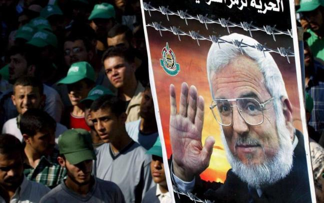 Manifestantes llevan un cartel con una imagen de Aziz Dueik, en una imagen de archivo.