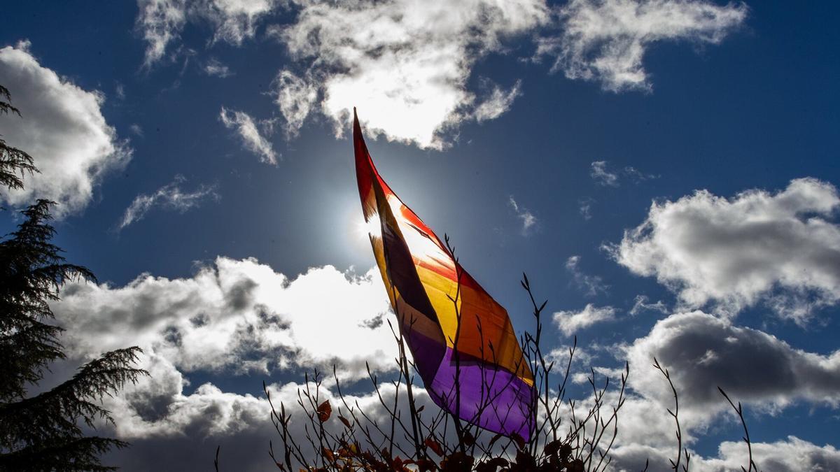 Llaman a participar en el acto de la izada de la bandera republicana, que tendrá lugar este martes a las 18.30 horas.