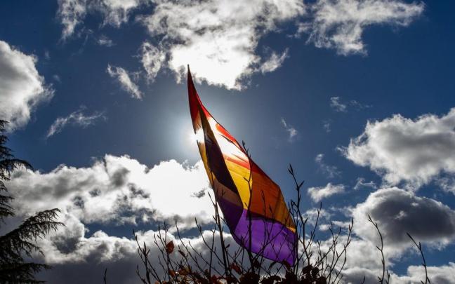 Llaman a participar en el acto de la izada de la bandera republicana, que tendrá lugar este martes a las 18.30 horas.