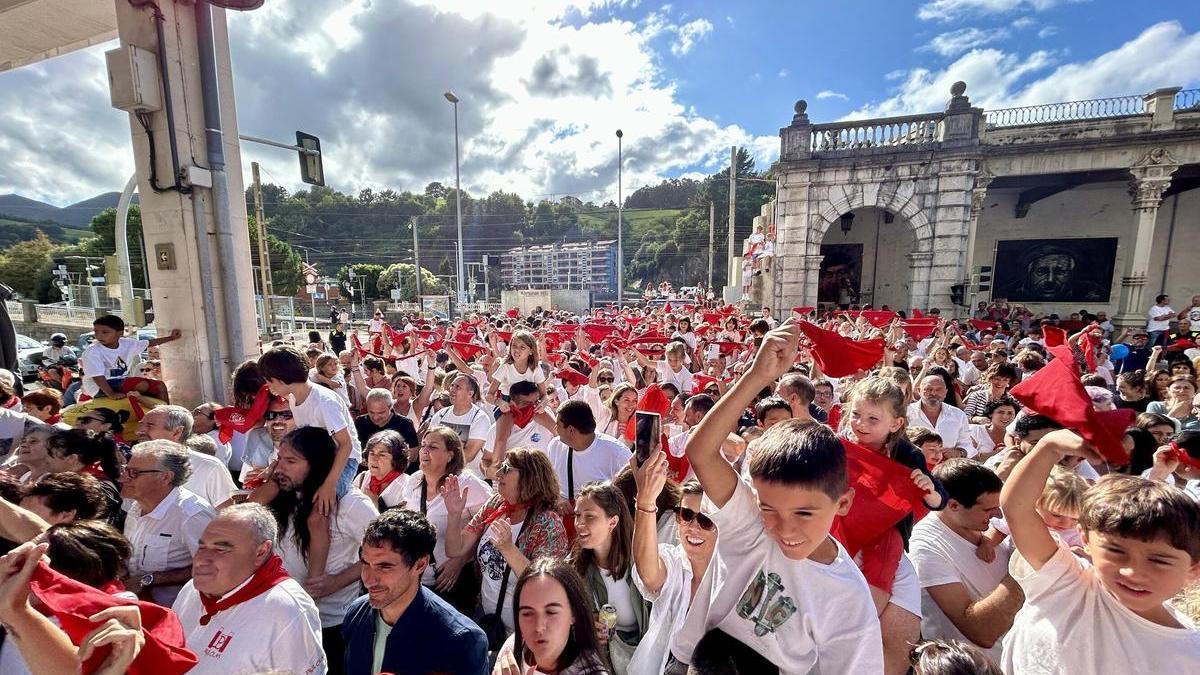Las calles de Deba se teñirán del rojo de los pañuelos de San Roke el 14 de agosto.