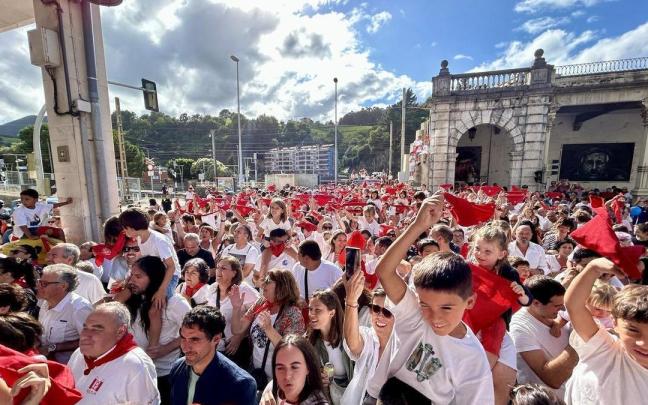Las calles de Deba se teñirán del rojo de los pañuelos de San Roke el 14 de agosto. / Javier Colmenero Las calles de Deba se teñirán del rojo de los pañuelos de San Roke el 14 de agosto.