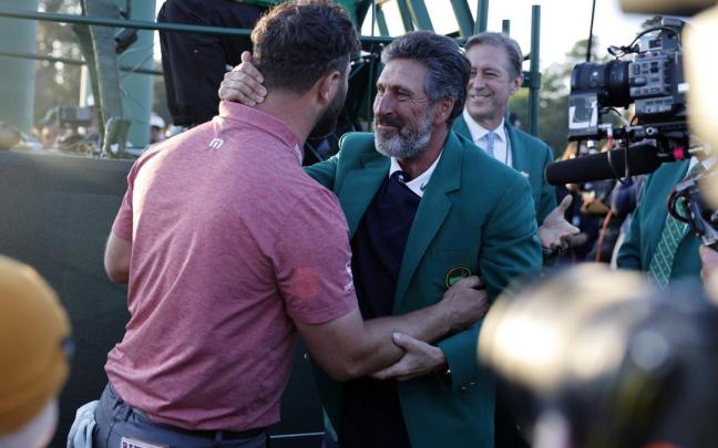 Jon Rahm saluda a Txema Olazabal tras ganar el Master de Augusta