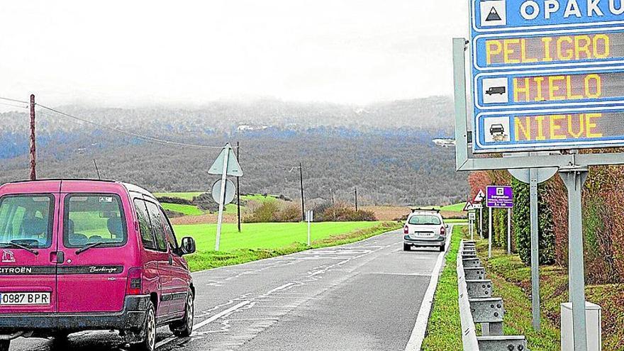 La carretera que da acceso al puerto de Opakua. | FOTO: JOSU CHAVARRI