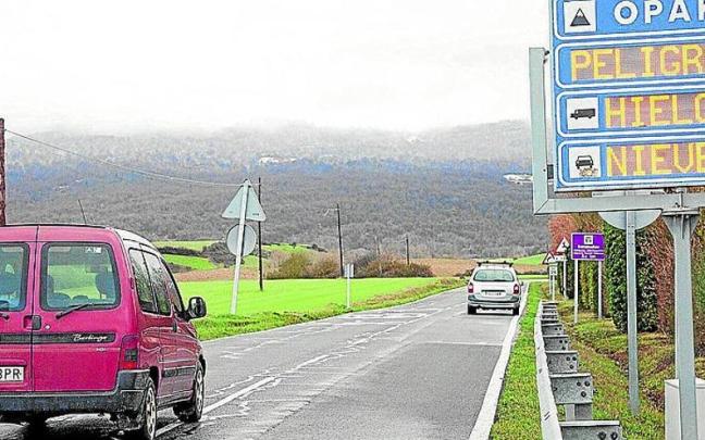 La carretera que da acceso al puerto de Opakua. | FOTO: JOSU CHAVARRI