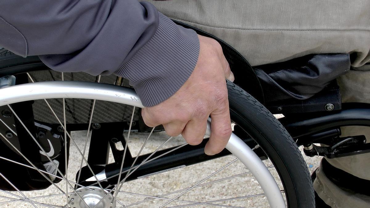 Un hombre en silla de ruedas