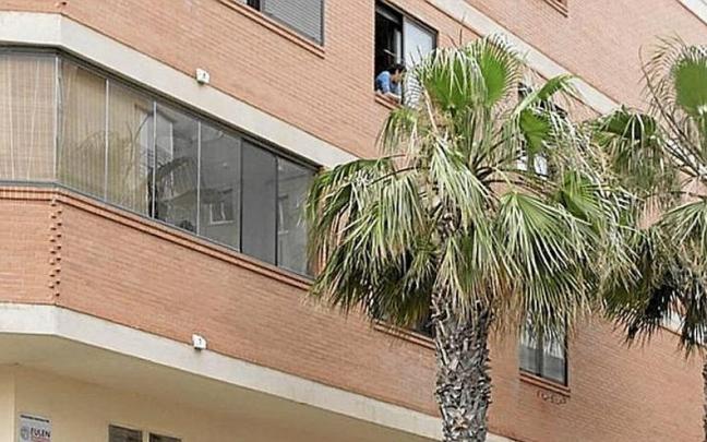 Un grupo de personas, ante una oficina de Correos en Melilla.