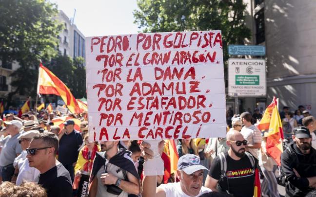 Un manifestante porta una pancarta contra Pedro Sánchez