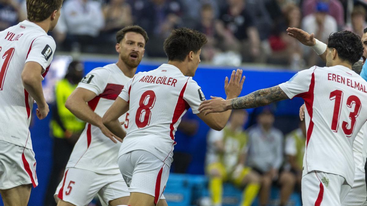 Los jugadores de Turquía celebran uno de los goles ante Estados Unidos.
