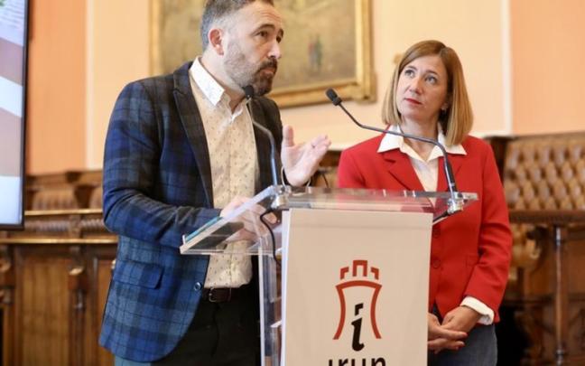 Denis Itxaso y Cristina Laborda, esta mañana en el Ayuntamiento de Irun.