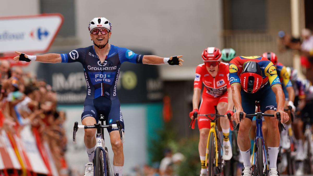 David Gaudu festeja la victoria por delante de Pedersen y Vingegaard.