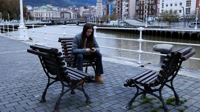 El rostro de la soledad no deseada en Euskadi tiene rostro de mujer joven, de entre 18 y 34 años.
