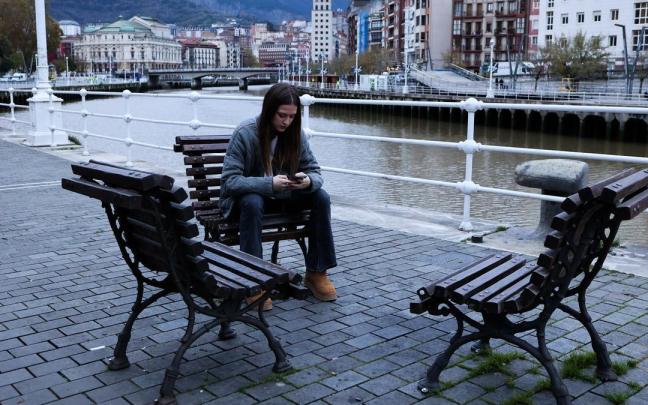 El rostro de la soledad no deseada en Euskadi tiene rostro de mujer joven, de entre 18 y 34 años.
