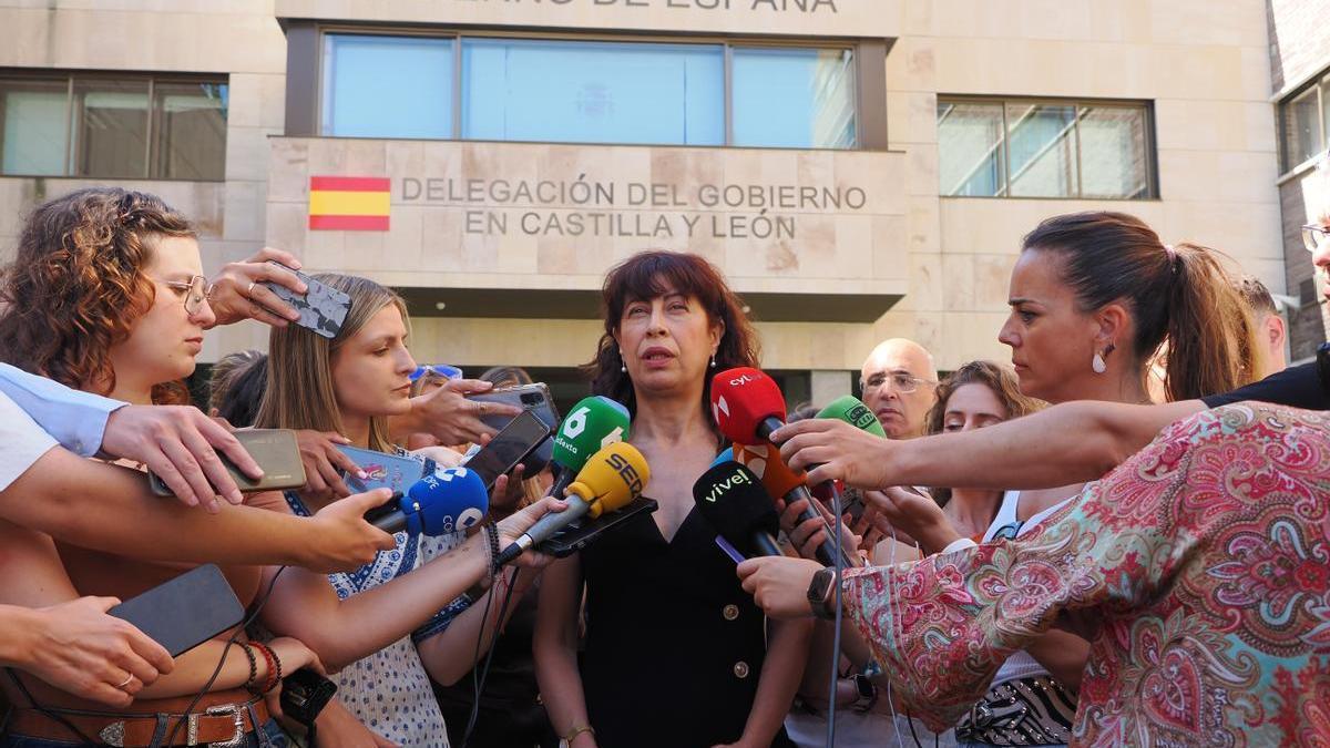 La ministra de Igualdad, Ana Redondo, atiende a medios.