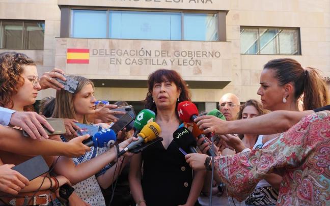 La ministra de Igualdad, Ana Redondo, atiende a medios.