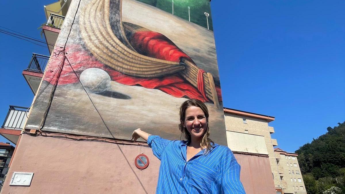 Mikele Irazusta muestra su nuevo mural en Markina-Xemein