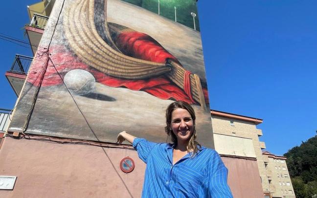 Mikele Irazusta muestra su nuevo mural en Markina-Xemein