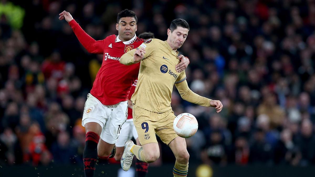 Casemiro trata de robar el balón a Lewandowski.