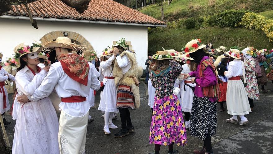 Koko-batzea llevando su alegría a los caseríos en una pasada edición.