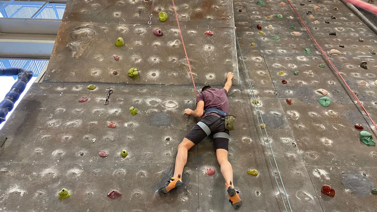 Escalada en el polideportivo de Ariznavarra