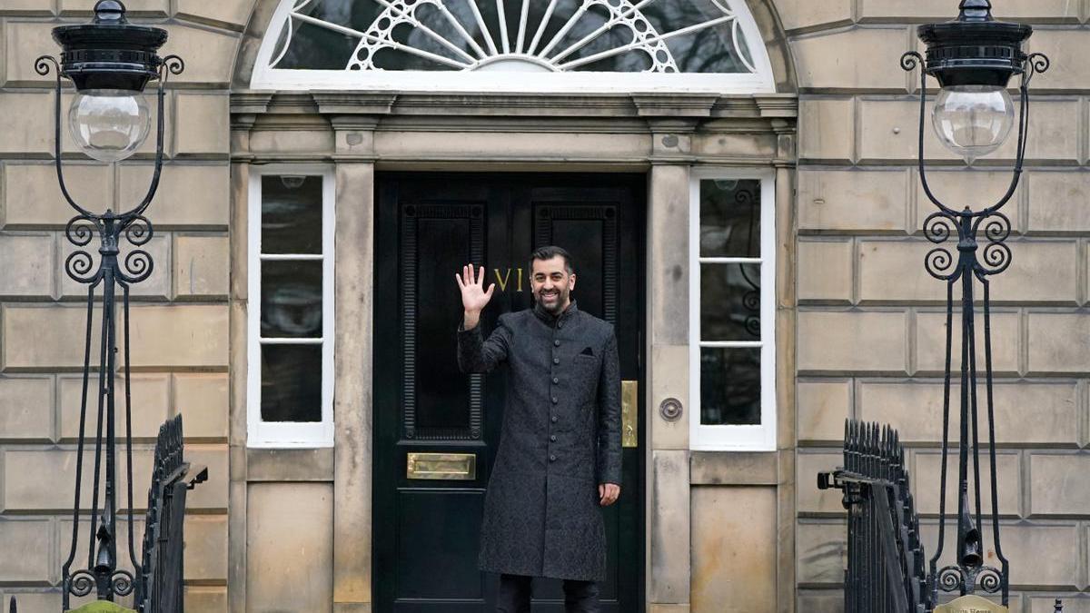 El nuevo líder del SNP, Humza Yousaf, tras la dimisión de Nicola Sturgeon.