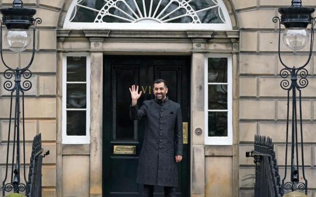 El nuevo líder del SNP, Humza Yousaf, tras la dimisión de Nicola Sturgeon. El nuevo líder del SNP, Humza Yousaf, tras la dimisión de Nicola Sturgeon.
