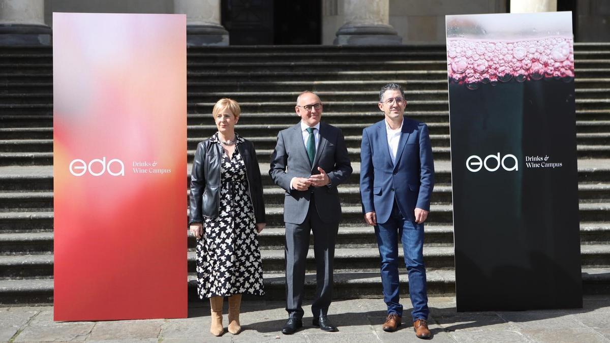 Arantxa Tapia, Ramiro González y Joxe Mari Aizega, director general del Basque Culinary Center. CEDIDA