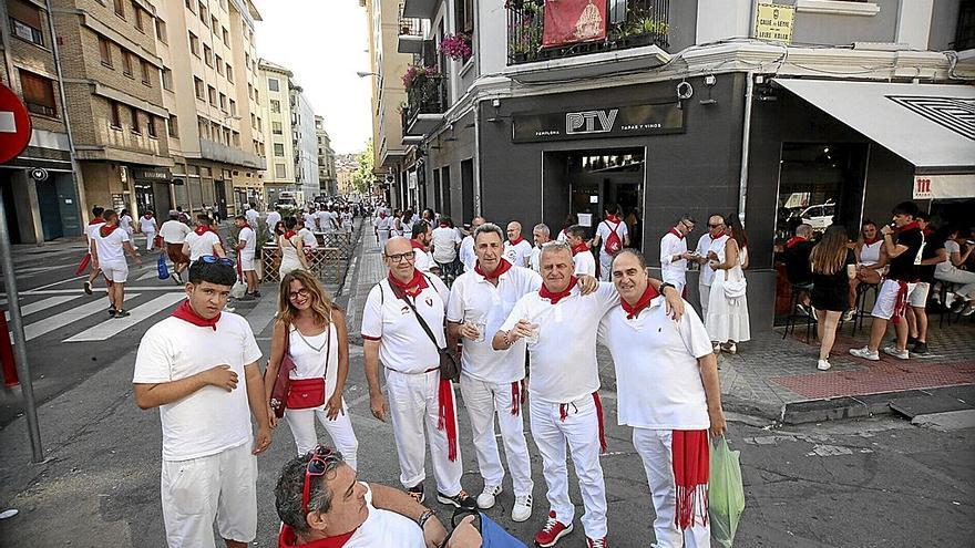 Una imagen de la calle con el ambiente que rodea a los festejos taurinos de cada tarde. La calle Amaya sigue siendo más una zona de paso, antesala de la plaza de toros.