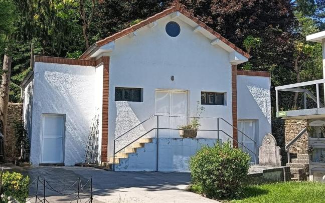 Las tareas de pintado en el cementerio de Ugao ya han terminado