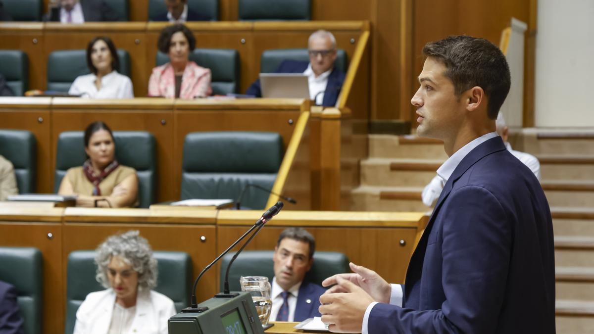 Joseba Díez Antxustegi, en la tribuna de oradores durante el pleno del Parlamento de Gasteiz.