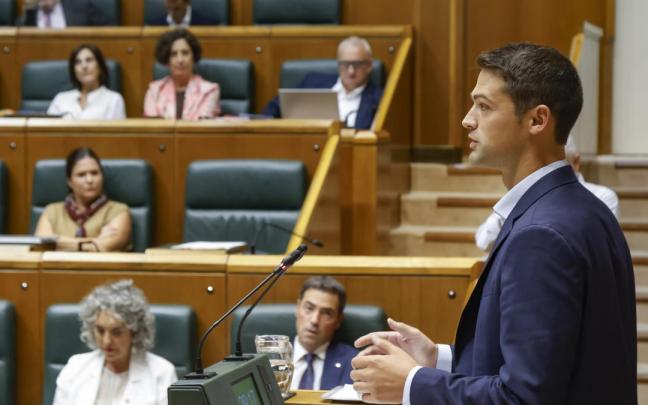 Joseba Díez Antxustegi, en la tribuna de oradores durante el pleno del Parlamento de Gasteiz.