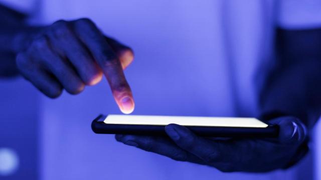 Un usuario introduce un código en su smartphone. / Freepik Un usuario introduce un código en su smartphone.