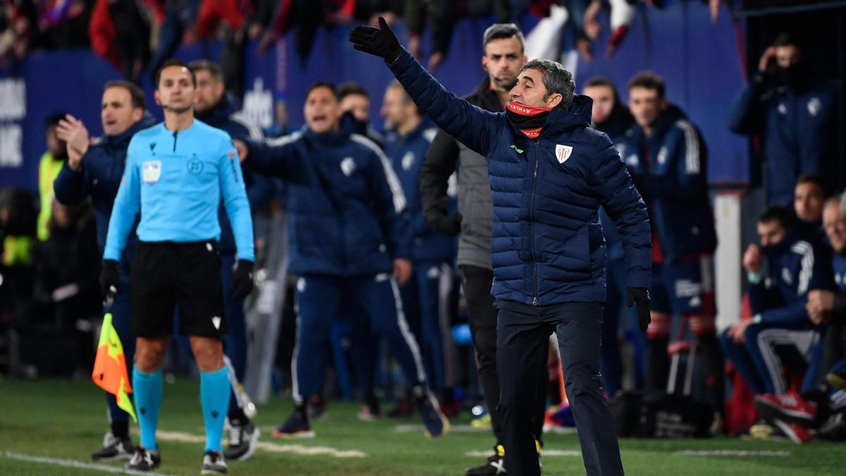 Valverde da instrucciones a sus jugadores durante el partido ante Osasuna.
