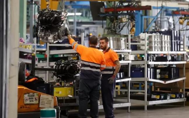Imagen de archivo de trabajadores en una fábrica del sector de la automoción. Imagen de archivo de trabajadores en una fábrica del sector de la automoción.