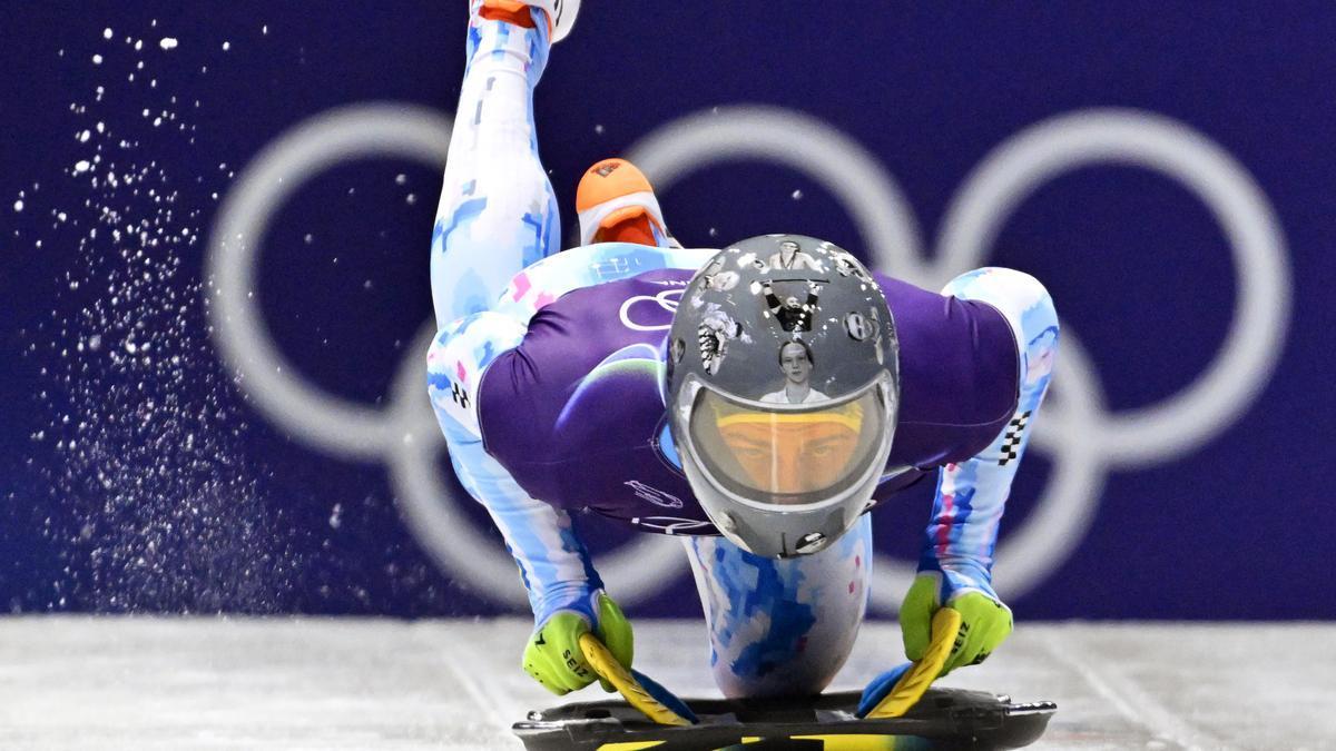 El piloto ucraniano de skeleton Vladylsav Hersaskevych con su casco homenaje a deportistas fallecidos por la invasión de Rusia