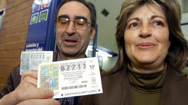 Dos agraciados en un sorteo del Niño.