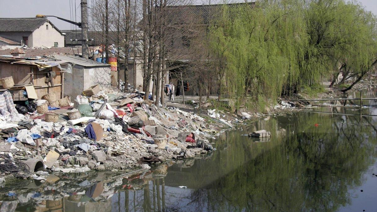 Un vertedero en China, cuya basura cae en un canal que acaba inundado por toneladas de desperdicios.