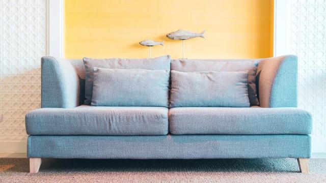 Un sofá tradicional de dos plazas en color azul cielo.
