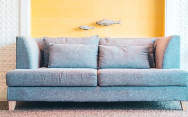 Un sofá tradicional de dos plazas en color azul cielo.