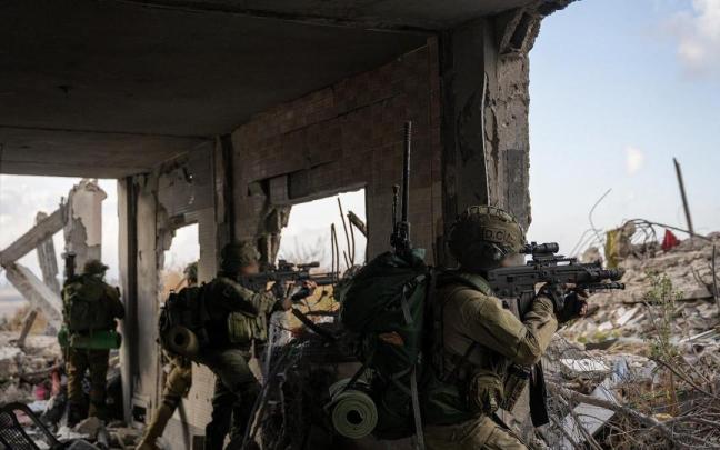 Soldados israelíes en el campo de refugiados de Yabalia donde han muertos los cinco israelíes por fuego amigo.