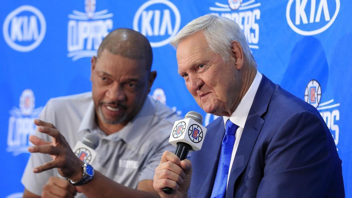 Jerry West (d) junto al entrenador de Los Angeles Clippers, Doc Rivers.