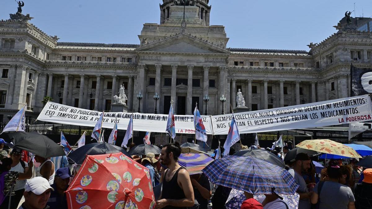Protesta contra la 'ley ómnibus' ante el Congreso de Argentina.
