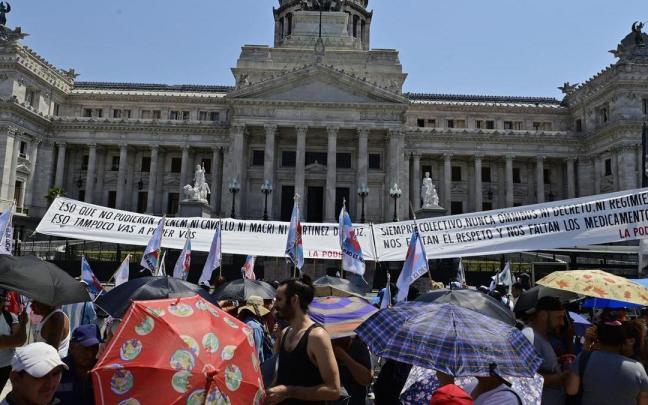Protesta contra la 'ley ómnibus' ante el Congreso de Argentina.